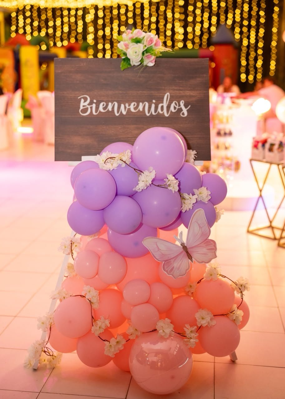 Cartel de bienvenidos con arco de globos